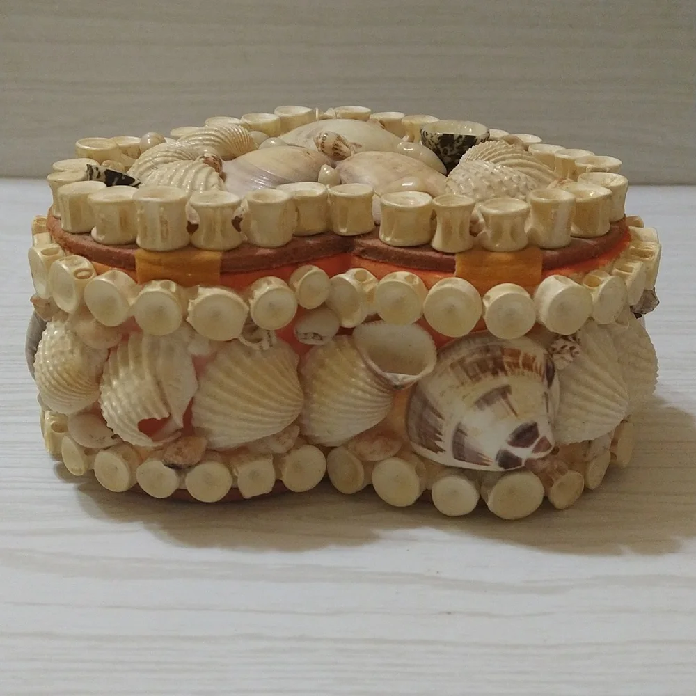 Vintage 1950s Davar Taiwan Whale Seashell Chained Jewelry Box